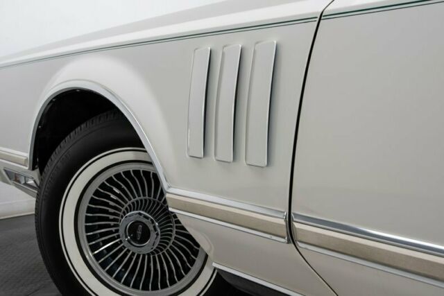 Lincoln Continental 1977 image number 15