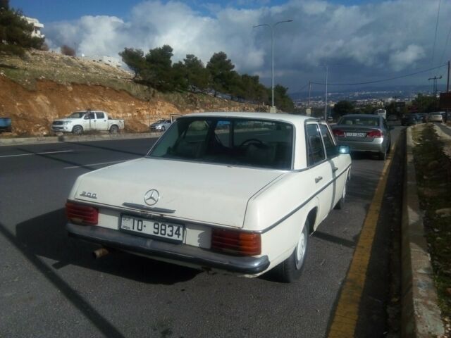 Mercedes-Benz 200-Series 1973 image number 2