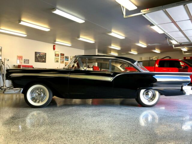 Ford Fairlane 1957 image number 0