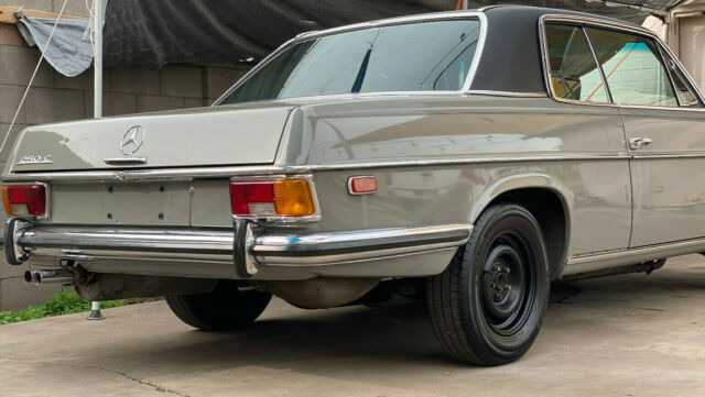 Mercedes-Benz 200-Series 1970 image number 1