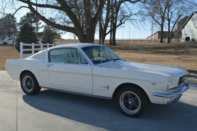 Ford Mustang 1965 image number 0