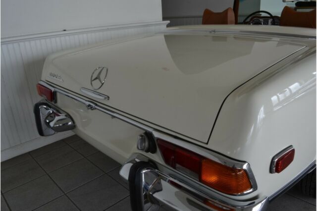 Mercedes-Benz SL-Class 1971 image number 39