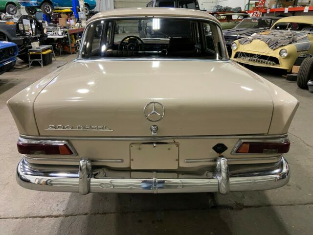 Mercedes-Benz 200-Series 1968 image number 1