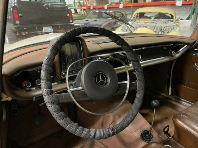 Mercedes-Benz 200-Series 1968 image number 14