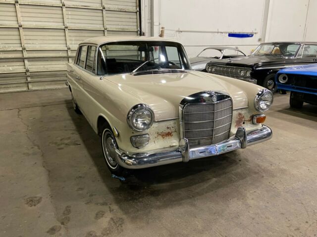 Mercedes-Benz 200-Series 1968 image number 27