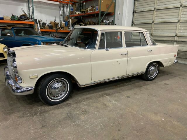 Mercedes-Benz 200-Series 1968 image number 30