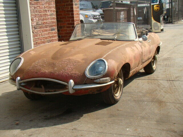 Jaguar E-Type 1964 image number 10