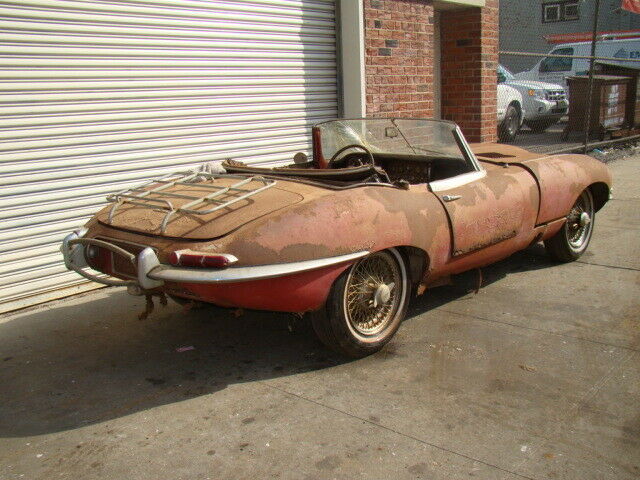 Jaguar E-Type 1964 image number 12