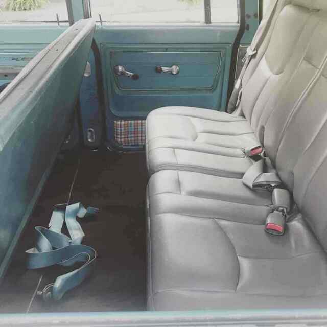 GMC Suburban 1972 image number 16