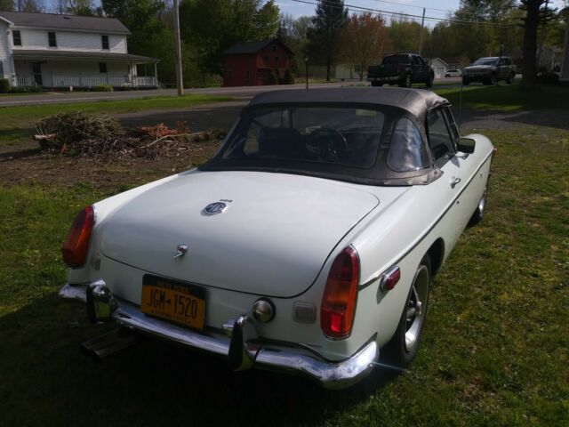 MG MGB 1972 image number 2