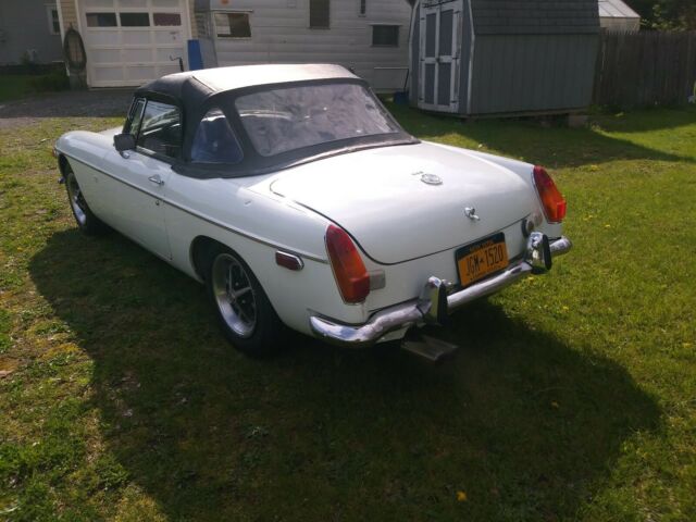 MG MGB 1972 image number 21