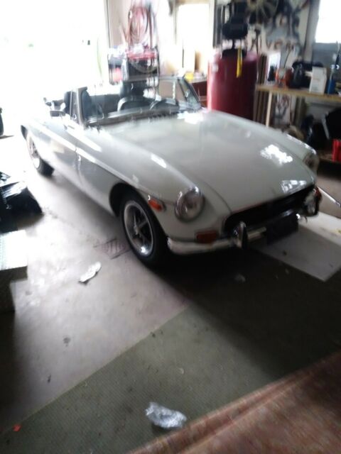 MG MGB 1972 image number 22