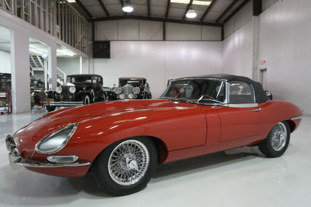 Jaguar E-Type 1967 image number 33