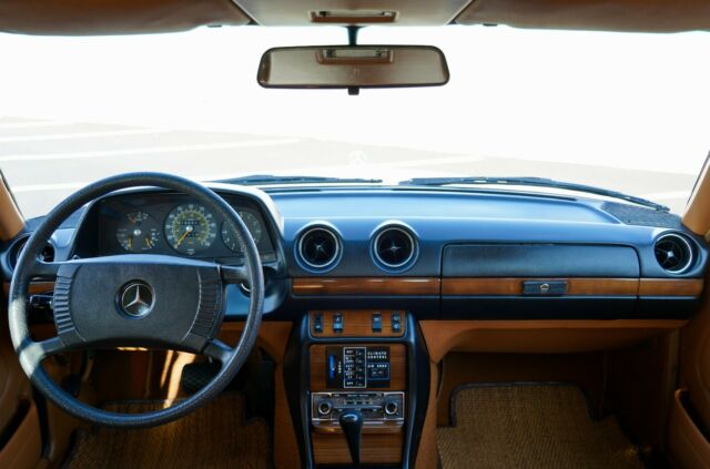 Mercedes-Benz 300-Series 1979 image number 22