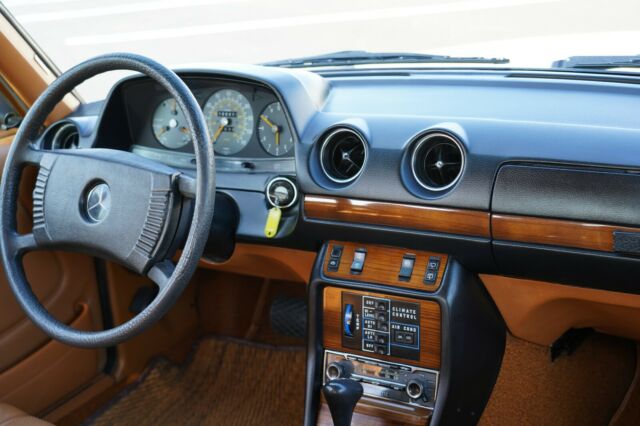 Mercedes-Benz 300-Series 1979 image number 23