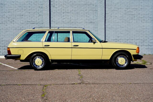 Mercedes-Benz 300-Series 1979 image number 24