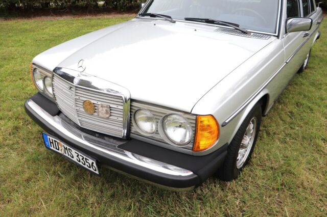 Mercedes-Benz 300-Series 1978 image number 30