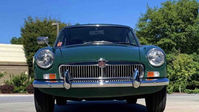 MG B GT 1969 image number 2