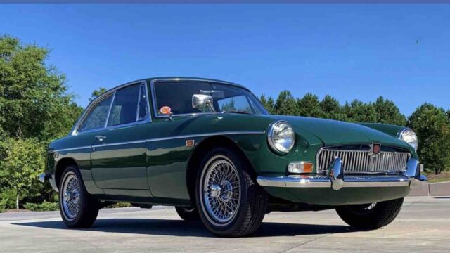 MG B GT 1969 image number 4