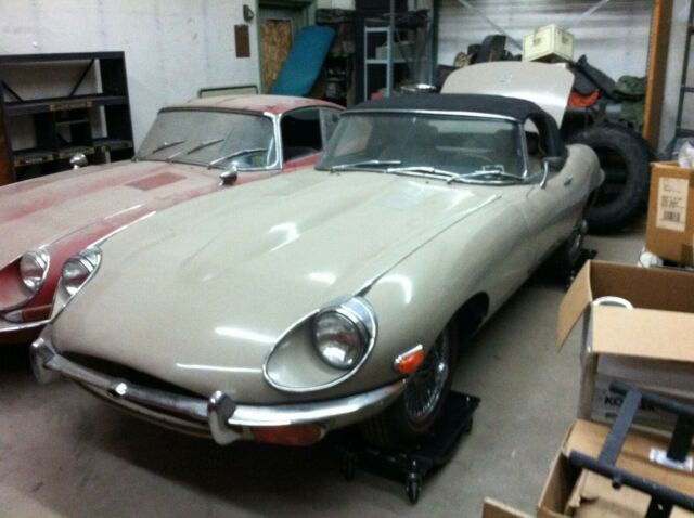 Jaguar E-Type 1969 image number 1