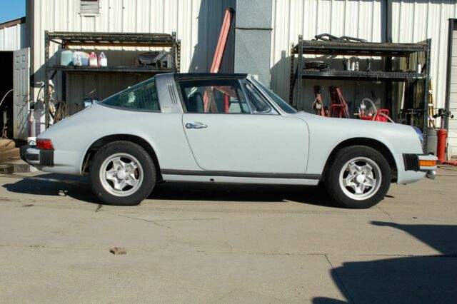 Porsche 911 1975 image number 17