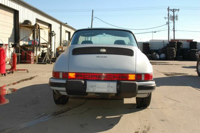 Porsche 911 1975 image number 18