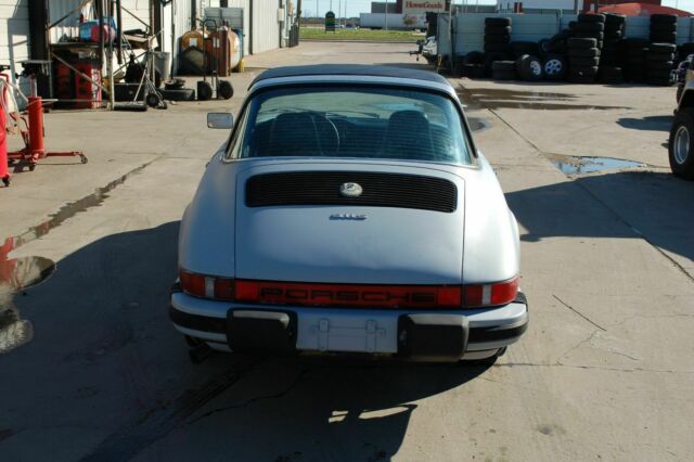 Porsche 911 1975 image number 19