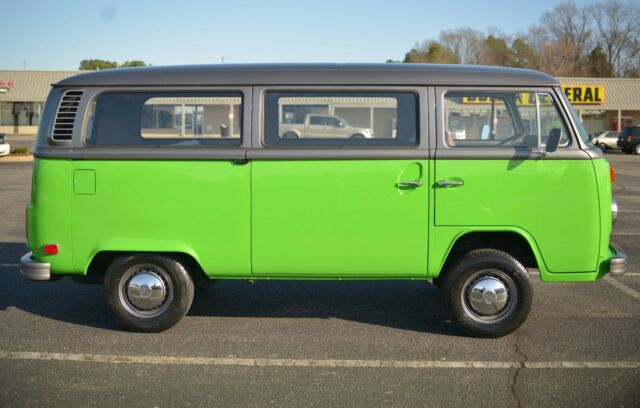 Volkswagen Bus/Vanagon 1973 image number 28