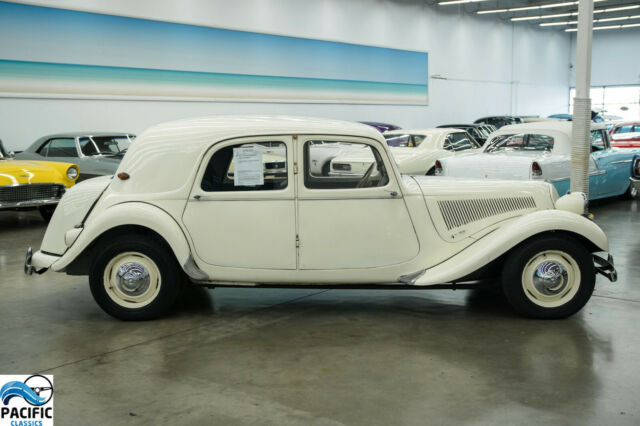 Citroën Traction Avant 1955 image number 15