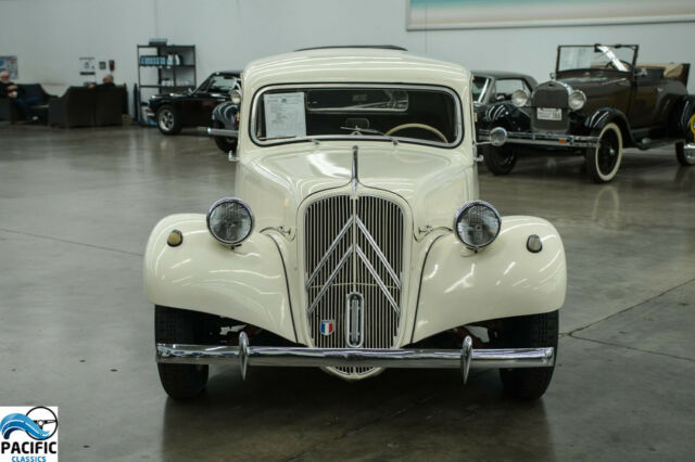 Citroën Traction Avant 1955 image number 16