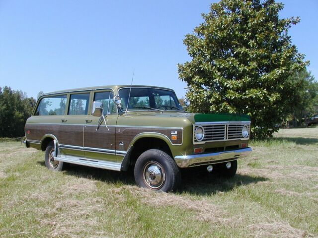 International Harvester Travelall 1973 image number 0