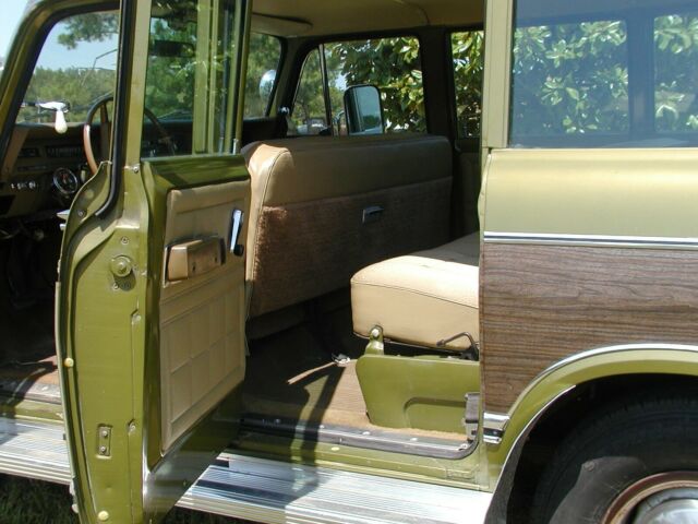 International Harvester Travelall 1973 image number 19