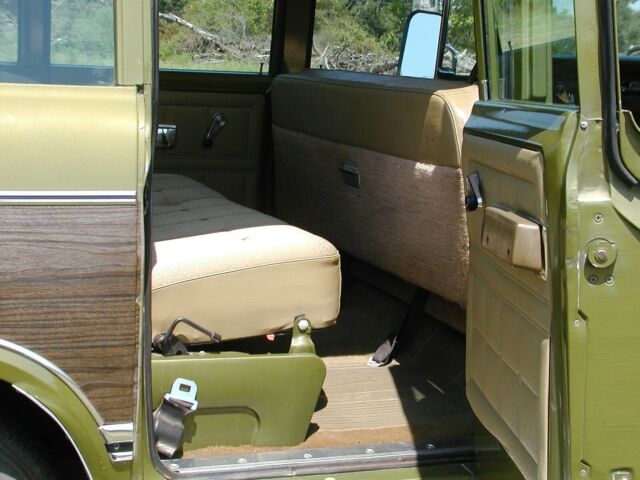 International Harvester Travelall 1973 image number 2