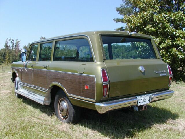 International Harvester Travelall 1973 image number 6