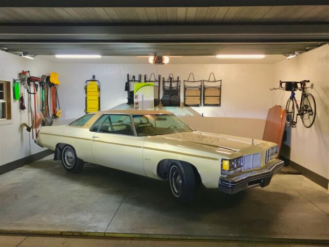 Oldsmobile Eighty-Eight 1976 image number 11