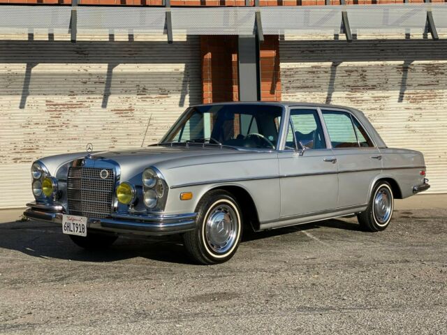 Mercedes-Benz 200-Series 1969 image number 0