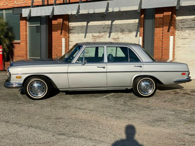 Mercedes-Benz 200-Series 1969 image number 1