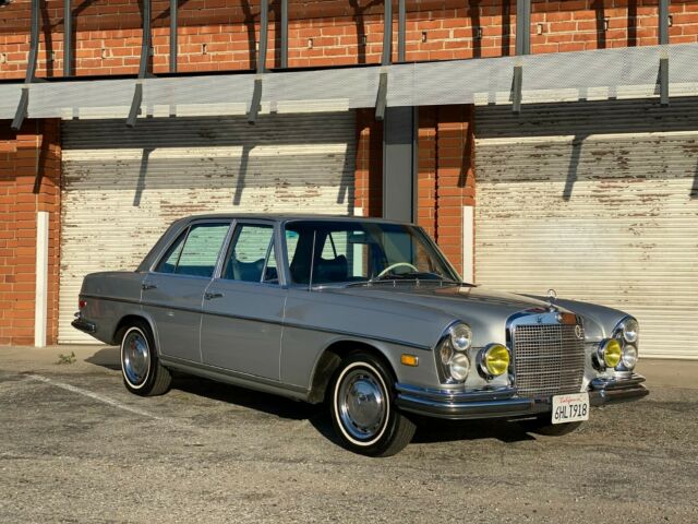 Mercedes-Benz 200-Series 1969 image number 27