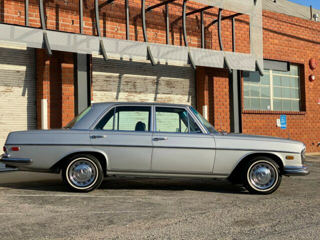 Mercedes-Benz 200-Series 1969 image number 28