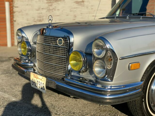 Mercedes-Benz 200-Series 1969 image number 29