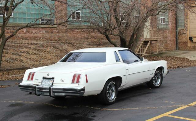 Pontiac Grand Prix 1974 image number 2