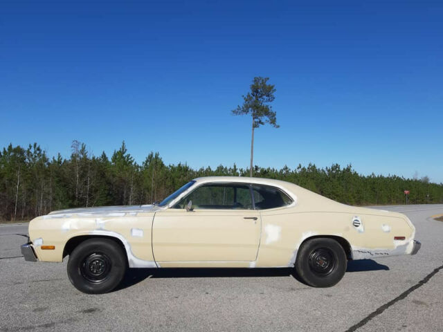 Plymouth Duster 1975 image number 1