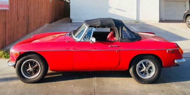 MG MGB 1977 image number 2