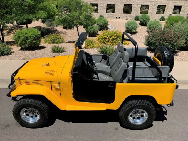 Toyota FJ Cruiser 1973 image number 2