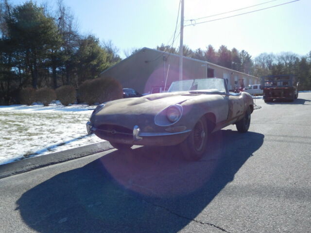 Jaguar E-Type 1968 image number 18