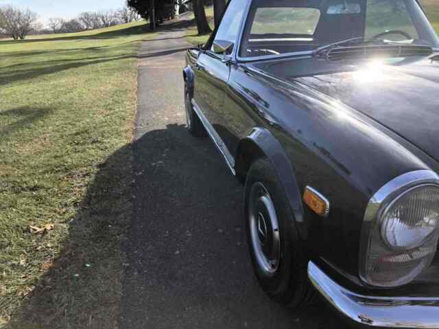 Mercedes-Benz 280 SL 1969 image number 39