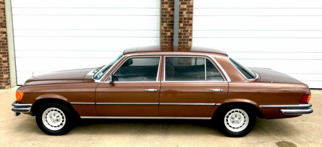 Mercedes-Benz 400-Series 1979 image number 14