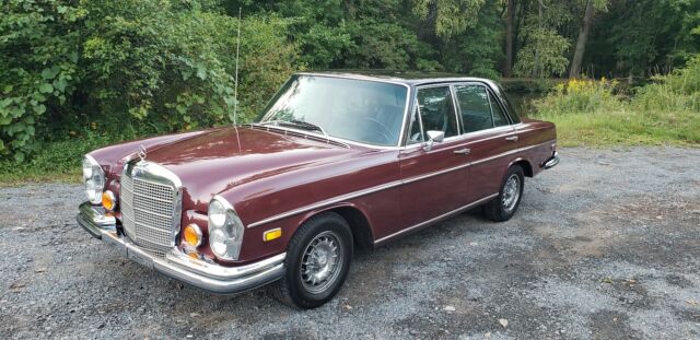 Mercedes-Benz 200-Series 1973 image number 2