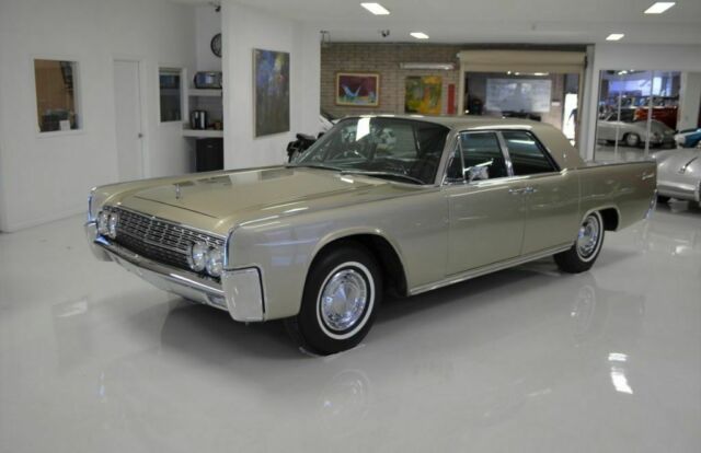 Lincoln Continental Sedan 1962 image number 1