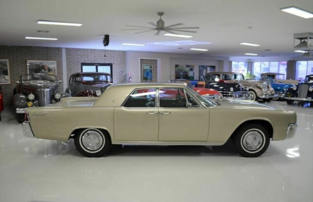 Lincoln Continental Sedan 1962 image number 10